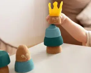 Jouet à empiler Roi en liège KORKO bleu – Image 2