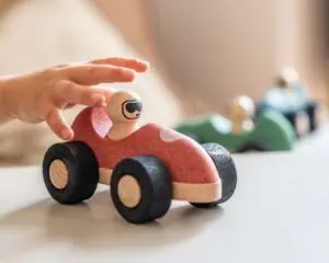 Voiture de course en liège de KORKO rouge – Image 2