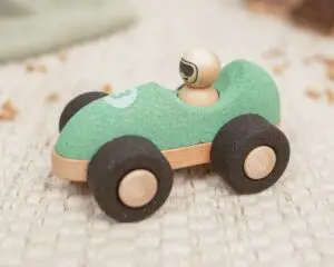 Voiture de course en liège de KORKO verte – Image 2