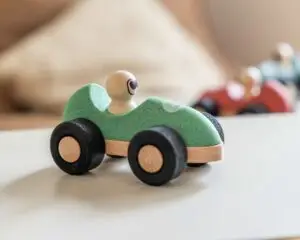 Voiture de course en liège de KORKO verte – Image 3