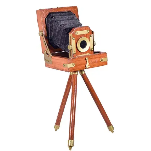 Appareil photo antique en bois avec trépied en bois